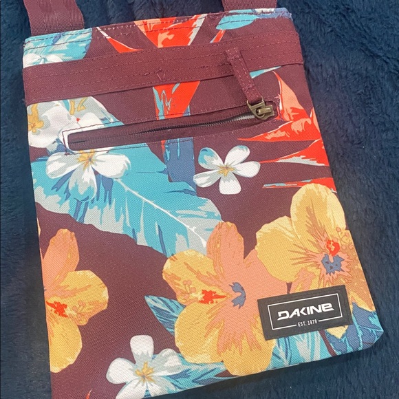 Dakine Handbags - DAKINE Jive Crossbody Bag - Women's. NWOT